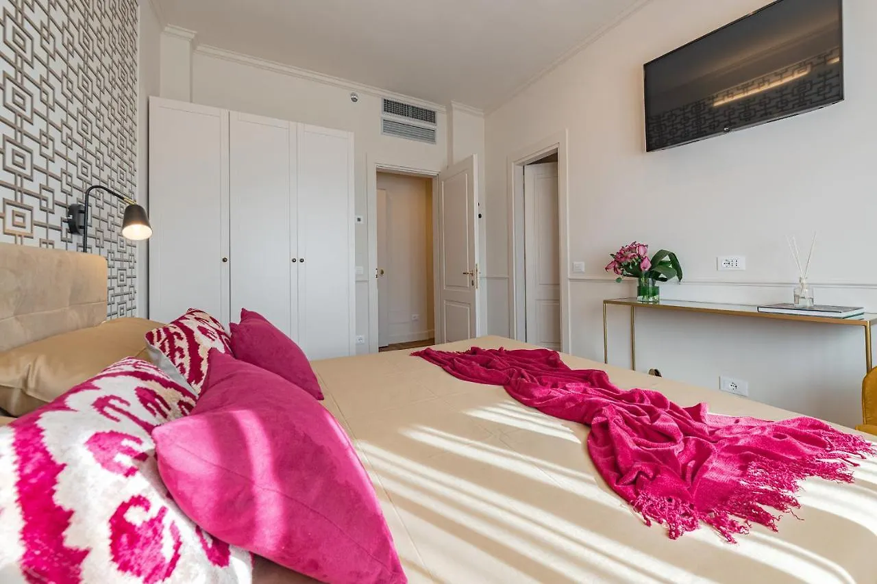 Apartments Florence - Dreams Over Ponte Vecchio 0*,  Италия